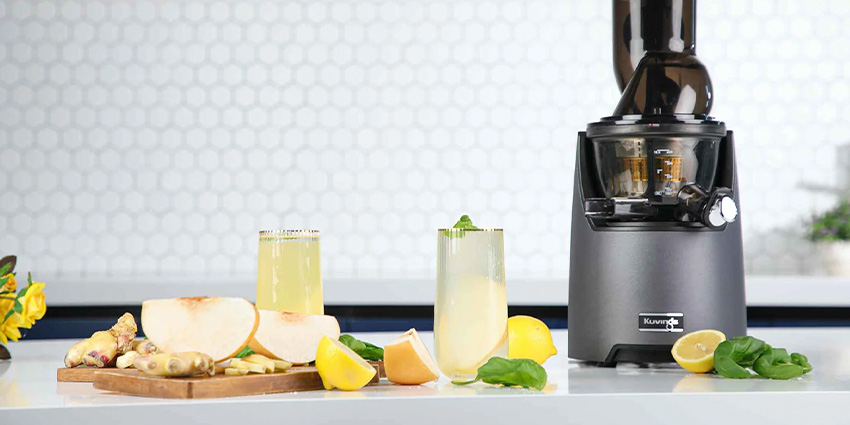 Ingredientes esenciales para preparar agua detox en casa.
